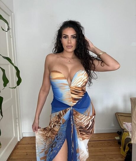 Roaya Soraya model xxx image