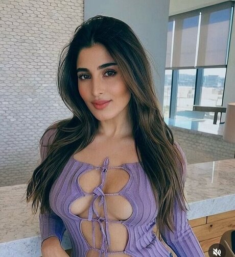 Sarahonthegram adult model pic