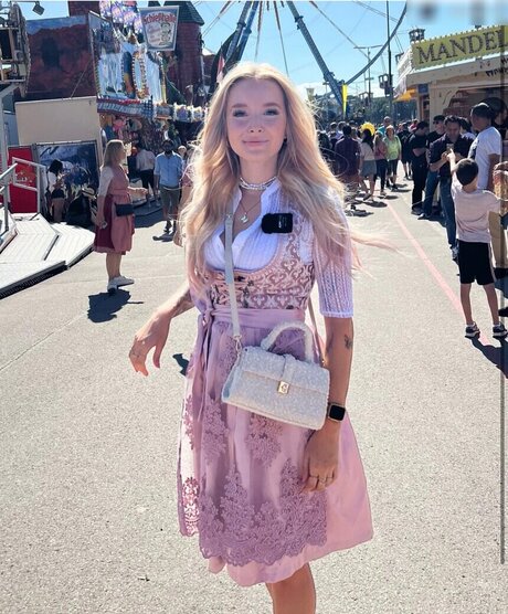 MinusElf pornographic model pic