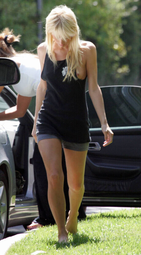 OOPS International art model gallery