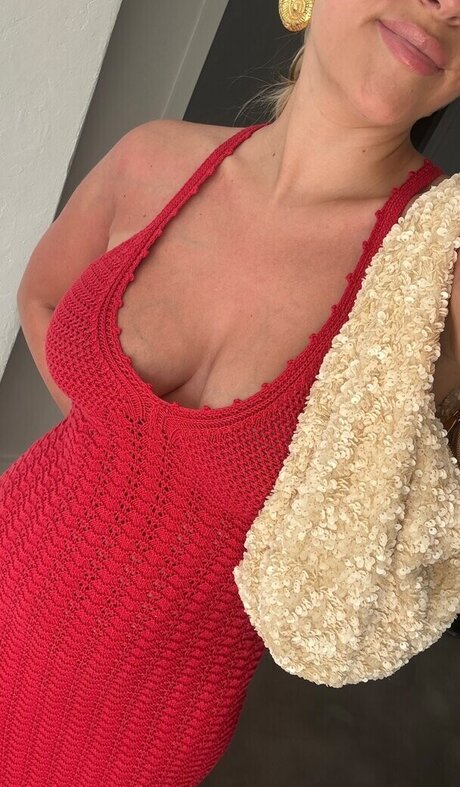 Dagi Bee model porn pic