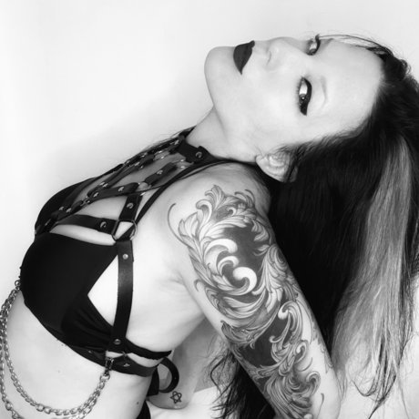 Lady of the Seven Moons model pornographic images