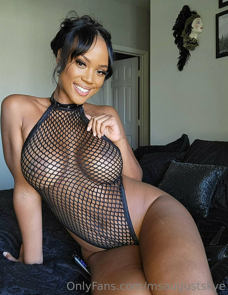msaugustskye nude model pic