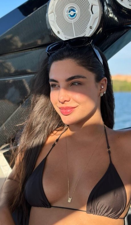 Gabriela Versiani nude thumbnail