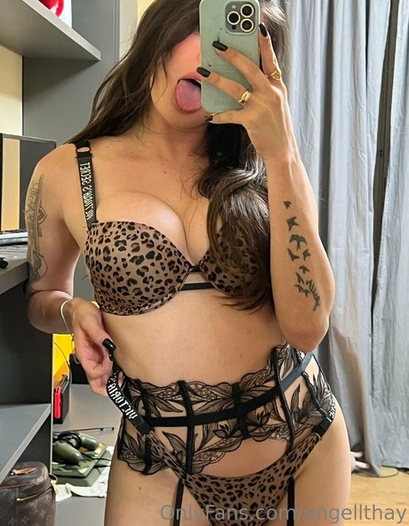 Angellthay model photo