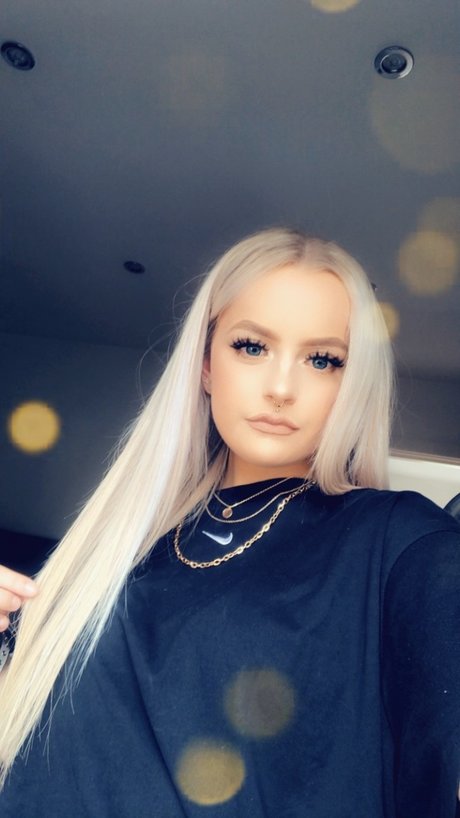 Lydia Hodgson hot star photo