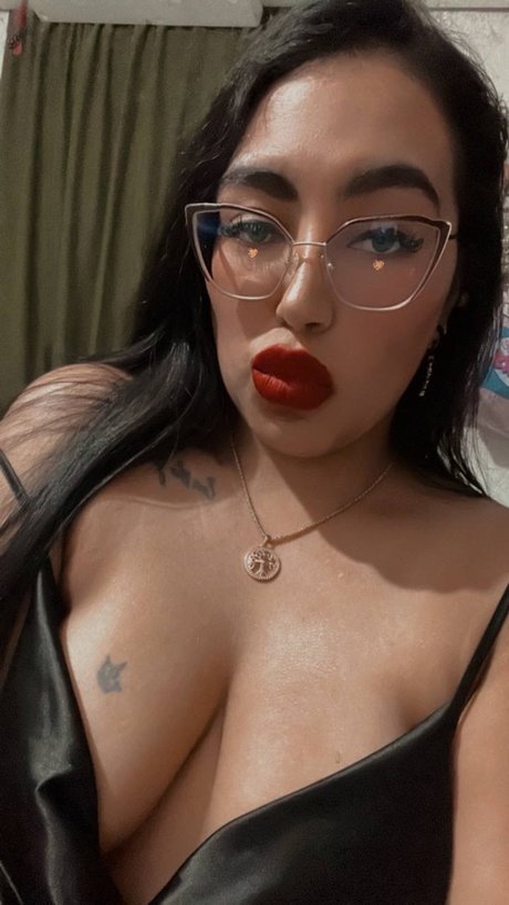 Yanna Glez naked star pic