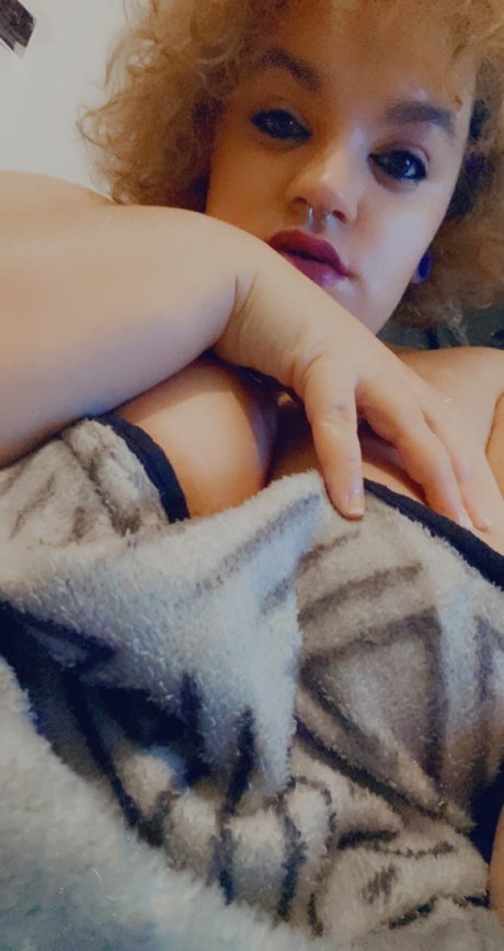 MissVixenLove model naked picture