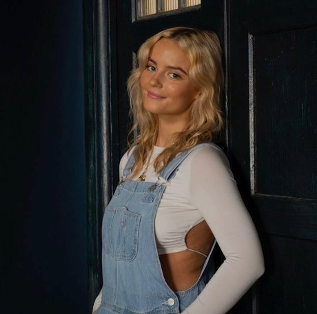 Amelia Eve Gibson star sexy pictures