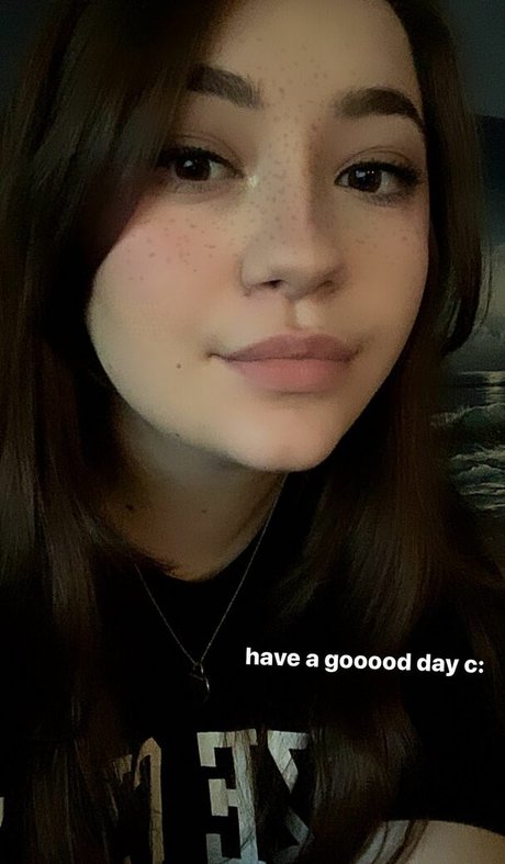 Bananabrea model nude pics