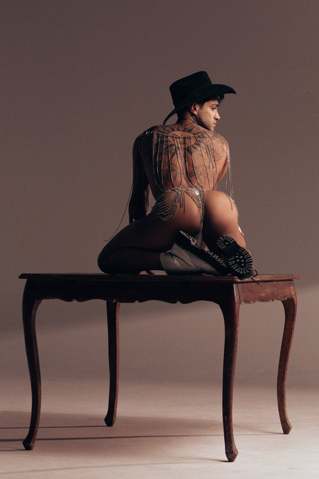 PARANOIAVIVA star exclusive pictures