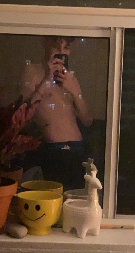 onatsan naked model img