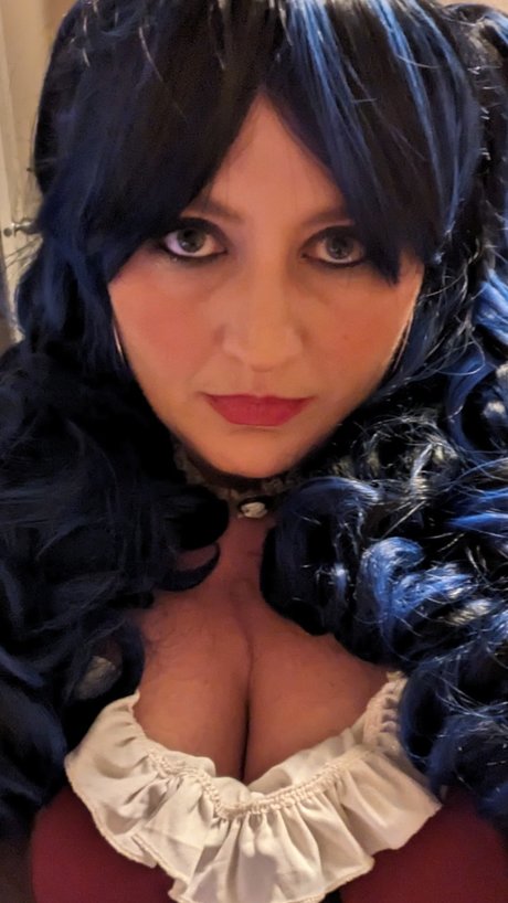 Queen Raine nude pornstar archive