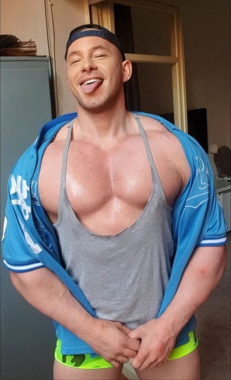 ROBERTO GONZALEZ xxx star picture