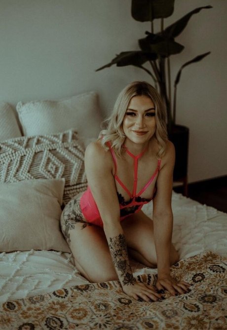 Taylor Flewin model nude pics