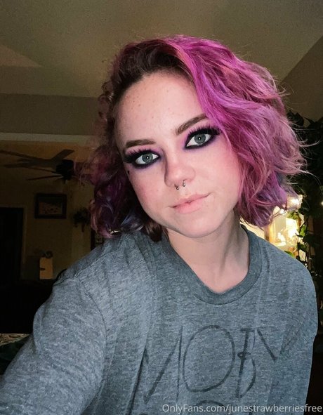 junestrawberriesfree beautiful model img