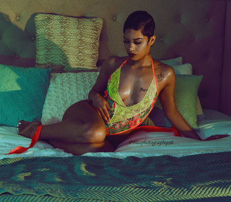 Jasamine Banks model hot images