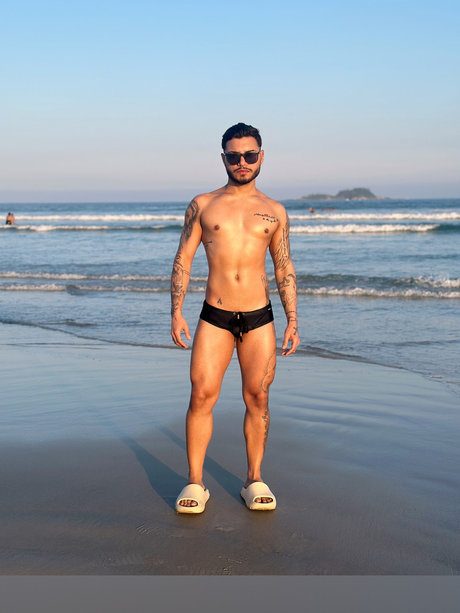 Leonan pornographic star picture