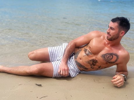 Pretty Boy star naked image