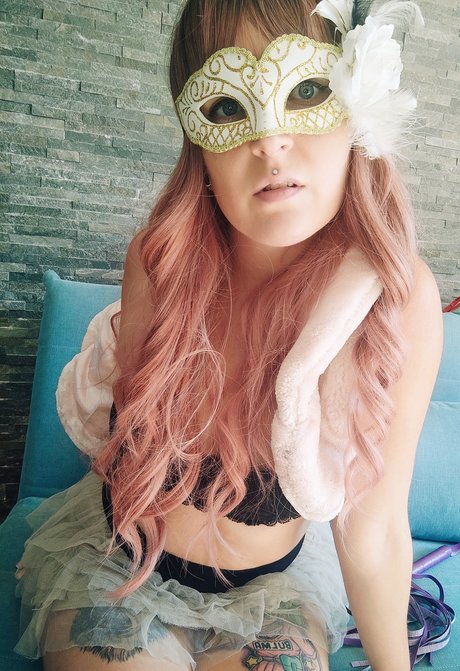 _Peach_ nude model pics