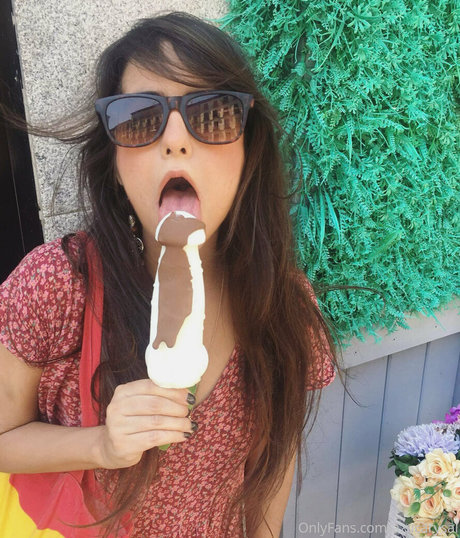 Azucarysal model high quality image