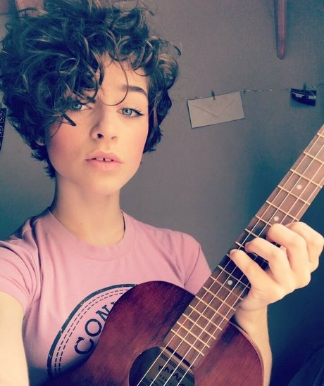 graceful addison model exclusive pictures