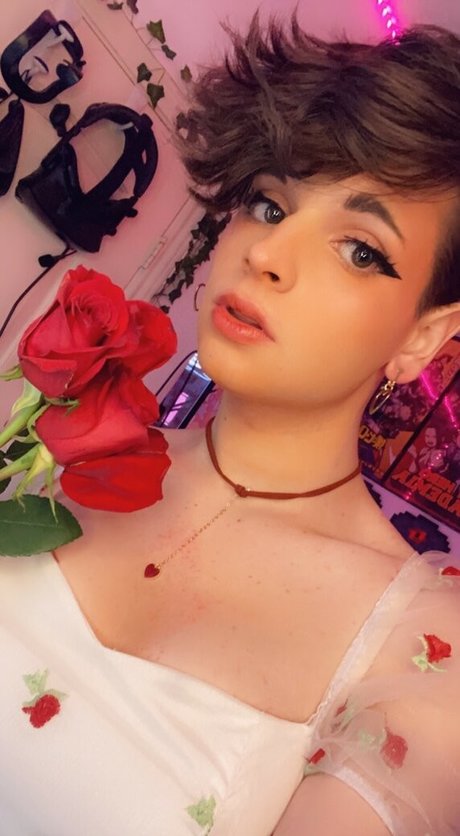 its peachybunnn exclusive model image