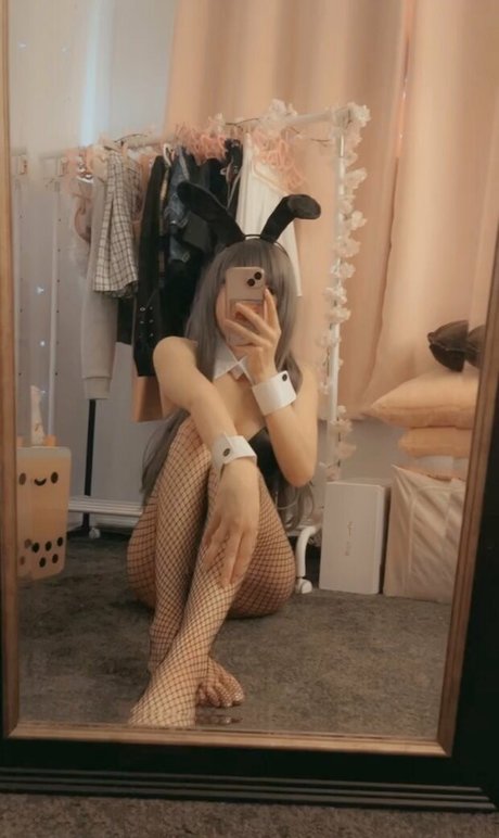 HowToMia nude star gallery