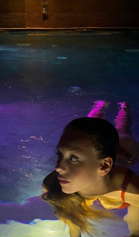 Ester Exposito model hd pictures