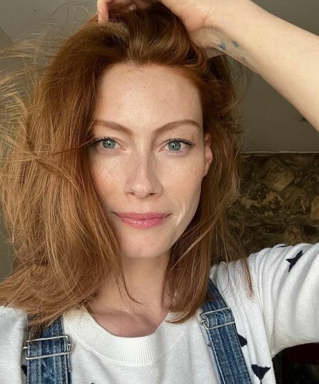 Alyssa Sutherland exclusive star pics