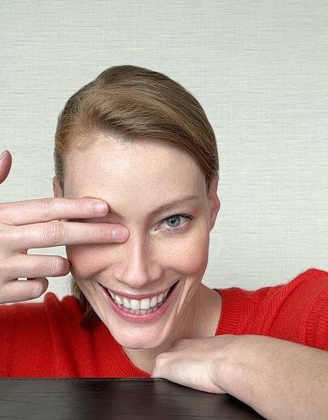 Alyssa Sutherland model adult pic