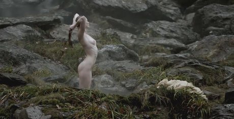 Alyssa Sutherland model hot images