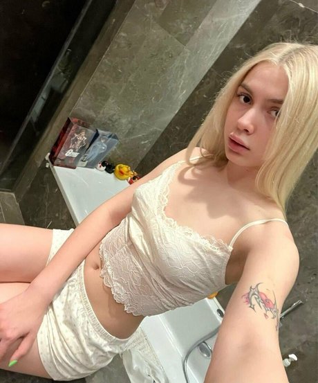 Aleyna Tilki erotic model gallery