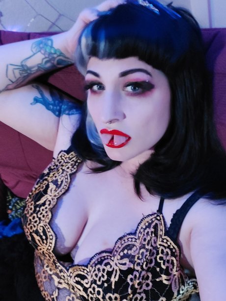 Dolly Laveau model pretty archive