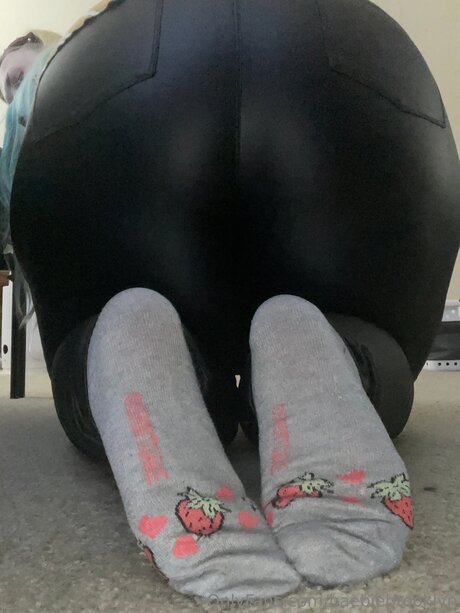 blonde midget onlyfans exclusive pics