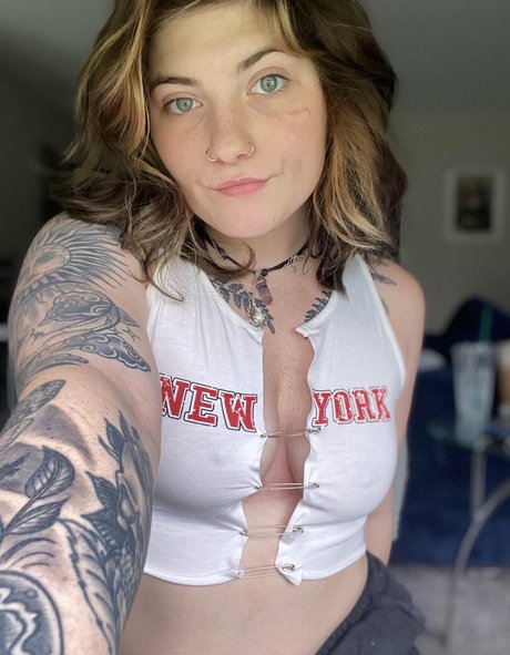 tiny ass onlyfans top picture