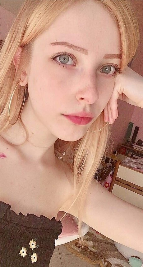 small dick shemale onlyfans nude picture