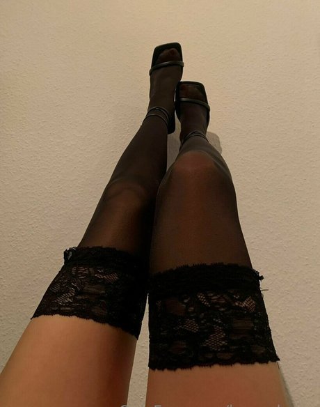 lauraaloove free model photos