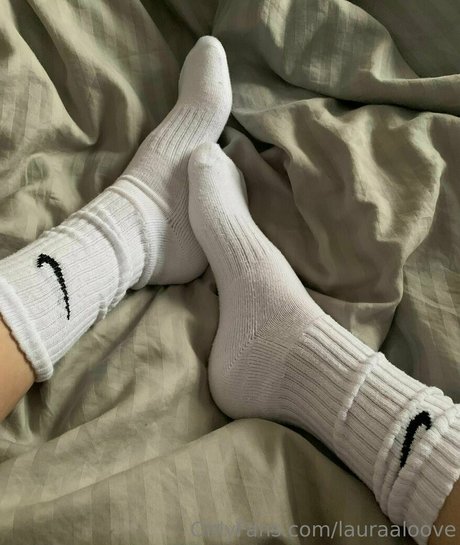 lauraaloove model naked images