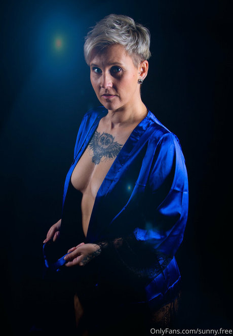 famez de nude actress image