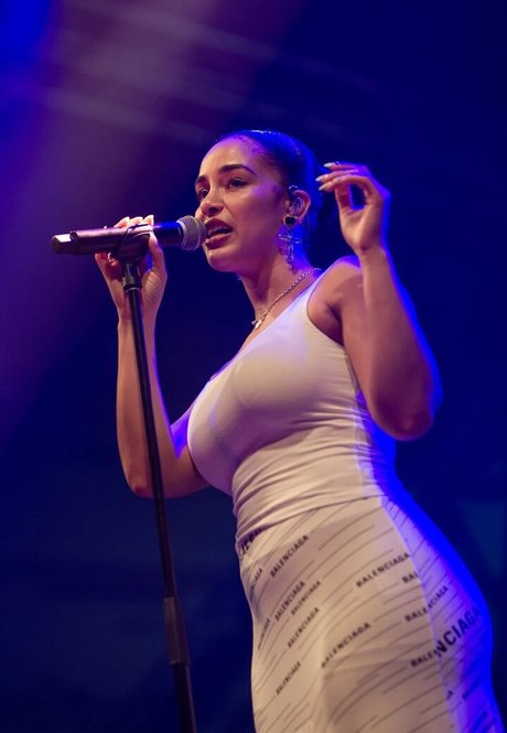 Jorja Smith erotic model pics