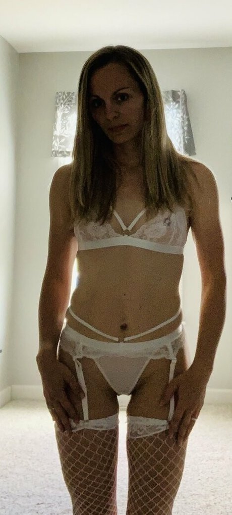 littlewaistinyourface model top image