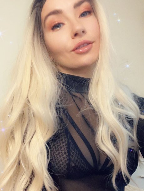NotDumbBlond pretty actress picture