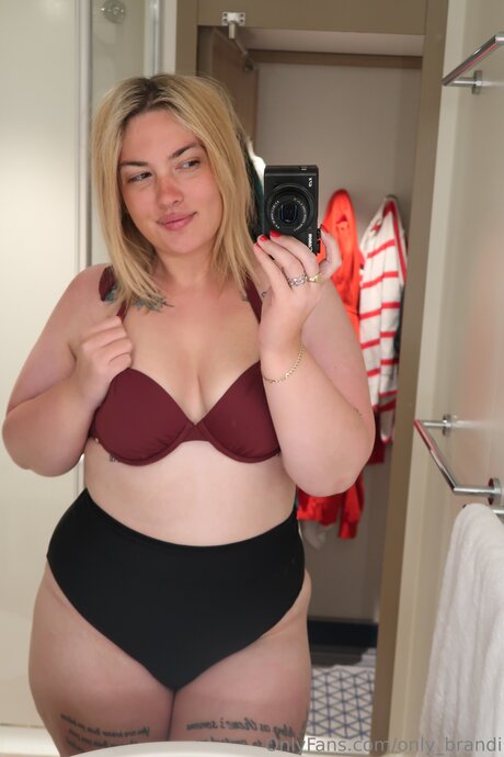 BRITISH BRANDI RAEE_ hot model picture