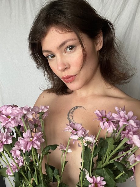 hot angel living in hell profile pic