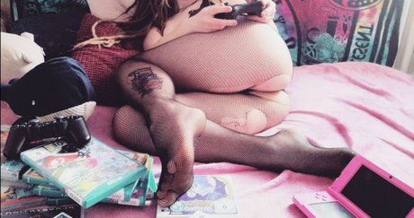 pink paranoia_ model naked pic