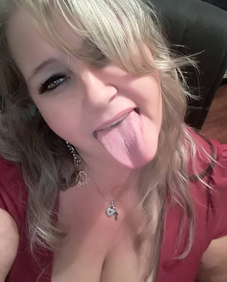 Queen Curvy Cyan pornstar pretty photo