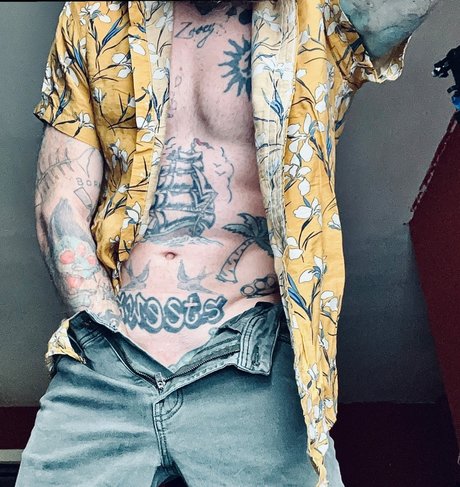 _saltyexhibitionistdad nude model photo