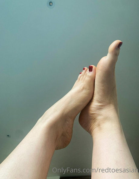redtoesasian nude model archive