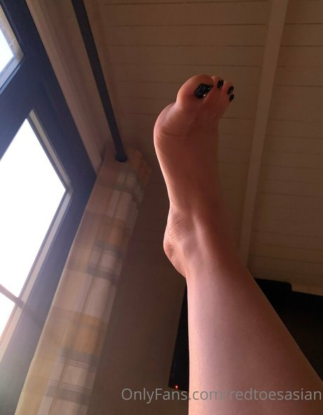 redtoesasian porn model pic